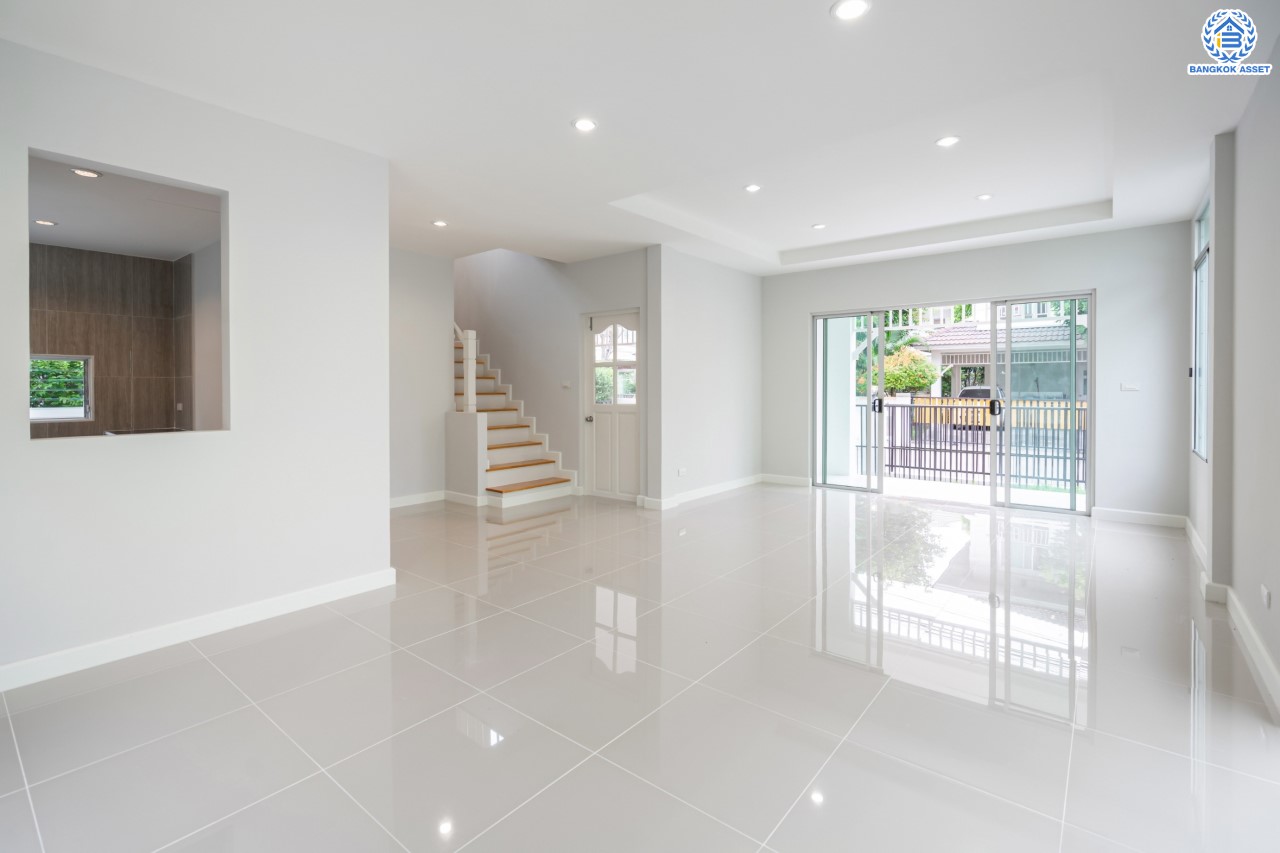 บ้านมือสองตกแต่งใหม่ แบรนด์ L&H ม.พฤกษ์ลดา ติวานนท์-ราชพฤกษ์ เนื้อที่ 52.6 ตร.ว. ฟังก์ชัน 3 ห้องนอน 2 ห้องน้ำ จอดรถได้ 2 คัน บนทำเลติดใหญ่ ถนน 345 ต่อเนื่อง ถ.ราชพฤกษ์ เชื่อมต่อหลายเส้นทาง ใกล้ทางด่วน "ศรีสมาน"